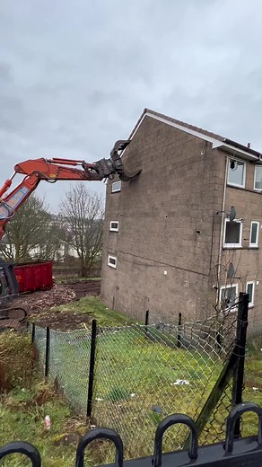Demolition of 13 Maple Road Begins.@CentralDemolition #inverclyde #centraldemolition #excavator #demolition #demolitionclips #greenock #hitachi #350lc