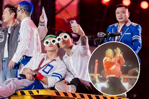 Concert Anh trai vượt ngàn chông gai: Tiết mục đỉnh nóc, Tự Long quỳ gối cảm ơn