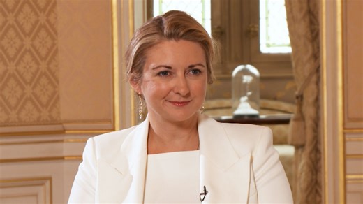 « Nous les verrons un petit peu moins, mais… » : comment Stéphanie de Luxembourg va-t-elle préserver sa vie de famille en devenant Grande-Duchesse ?