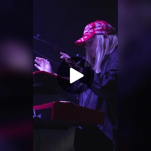 世界中で1位を記録している19歳のオーストラリア🇦🇺シンガー#tonesandi トーンズ・アンド・アイによる#dancemonkey ダンス・モンキー🐵ライブでの盛り上がりがスゴイ♬#テキスト 動画も増えてます！