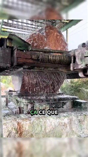 Ce n'est pas une scie normale. C'est un châssis multi-lames. Des dizaines de lames tendues qui font un va-et-vient devant/derrière, des centaines de fois par minute. Elle n'arrache pas, elle use le marbre millimètre par millimètre. Toute cette eau, c'est pour refroidir les lames et empêcher le bloc à 100 000€ de se fissurer. Résultat : 2 à 3 jours non-stop pour trancher un seul bloc en plaques pour les cuisines de luxe. À ton avis, elle met combien de temps pour celui-ci ? 1 jour, 2 jours ou 3 j