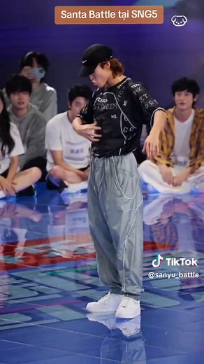 Lúc ở bên cạnh em Líu thì Santa ảnh ngốc hề hề vậy thôi, chứ lên sân khấu là một đại thần đích thực, king battle đó nha. Những bước chân như đang dạo chơi trên âm nhạc vậy. Santa dance yyds. Đỉnh nóc kịch trần. #SuperNovarGames5 #Santa #赞多santa #赞多