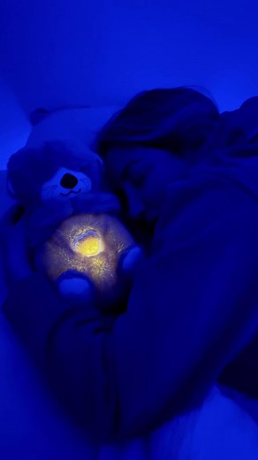 Découvrez la loutre 🦦 Soothe ‘n Snuggle : un doudou pas comme les autres ! ✨ Avec son tissu d’une douceur incomparable et son mouvement de respiration rythmique, elle est conçue pour apporter calme et apaisement à votre bébé ou même aux plus grands, où que vous soyez. La magie réside dans sa capacité à se personnaliser selon les préférences de votre tout-petit. Optez pour des mélodies douces ou des sons naturels comme le bruit blanc, l’utérus, le ronflement ou encore le rythme cardiaque. Ajuste