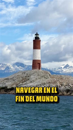 Así es navegar en catamarán por el Canal Beagle en el Fin del Mundo 🇦🇷 ☝🏽 Una de las experiencias imperdibles en tu recorrido por Ushuaia 👉 Se arranca desde el puerto y dura aprox 3 horas ☝🏽 Yo lo hice con Tolkeyen y todo fue excelente 🛥️ El catamarán tiene espacio adentro, donde pueden ir todos sentados, pero también parte exterior para disfrutar mejor los paisajes. 🧣 Hay que ir abrigado porque puede llegar a hacer bastante frío 🐧 Se visita las islas Lobos y Pájaros, donde los cormorane