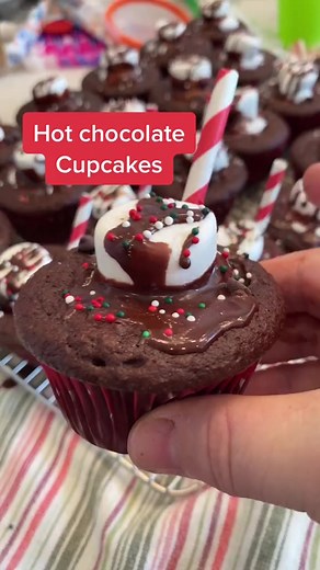 Hot chocolate cupcakes 😍😍😍! Print the recipe - https://www.playpartyplan.com/hot-chocolate-cupcakes/ | Play Party Plan
