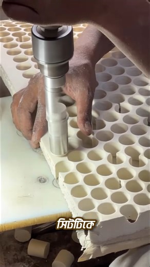 Shuttle cock for badminton making in factory. যে শাটলকক দিয়ে আমরা ব্যাডমিন্টন খেলি, জানেন কি সেটি তৈরি হয় কীভাবে? 😲🏸 এই ভিডিওতে দেখুন— সূক্ষ্ম পালক, কর্ক আর কাপড় দিয়ে কীভাবে ধাপে ধাপে তৈরি হয় একেকটা নিখুঁত শাটলকক! প্রতিটি পালক নির্দিষ্ট কোণে কেটে সাজানো হয়, তারপর সেটিকে গরম আঠা ও ছাঁচের সাহায্যে একদম নিখুঁতভাবে বসানো হয়। 🔥✂️ তারপর শুকানো, ঘষামাজা আর ফাইনাল কোয়ালিটি চেক— সব মিলিয়ে একেকটা শাটলকক তৈরি হয় একেবারে প্রফেশনাল মানের! 👉 ভিডিওটা একদম শেষ পর্যন্ত দেখুন, কারণ শাটলকক তৈরির এই ক