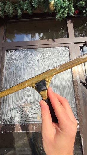 Hadrien Girard on Instagram: "🧼Nettoyage de vitres très satisfaisant #windowcleaning #windowcleaner #pertuis #nettoyage #oddlysatisfying"