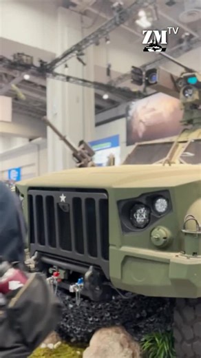 👉 También destacó en #AUSA2025 uno de los nuevos vehículos tácticos JLTV “A2”, equipado con una RCWS Kongsberg M156 Crows, y un peculiar tráiler con un sistema de lanzamiento de municiones merodeadoras AV Switchblade 600. | Zona Militar
