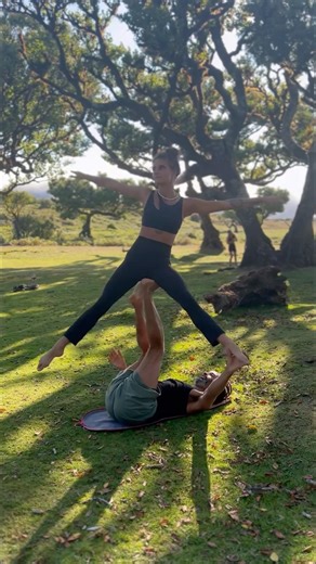 “Pineapple express” in sunny Madeira 😍🌳 #acro #acroyoga #acroyogaflow #partneracrobatics