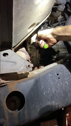 6.7 Powerstroke glow plug removal trick #mechanic #diy #truck #ford #6.7 #glowplug #trucklife #auto
