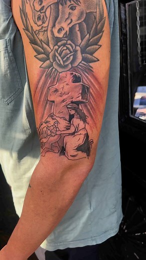 Clinging to faith, reaching for salvation. The “Rock of Ages” tattoo tells a story of strength and rescue, where one woman holds onto the cross while saving another from the water. Normally, I work in a more realistic style, but Giuliano wanted it old school—and that was a great challenge to take on! What do you think of this style?Tagging my talented colleagues at Walls and Skin—always up for unique pieces!#wallsandskin #tattoo #oldschooltattoo #blackandgreytattoo #faithtattoo #rescue #cross #r