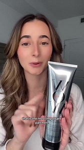 Sick of getting greasy hair 1 day after shampooing? Our residue-free shampoo is the secret to going longer between shampoos- it leaves behind NO residues that cause hair to get greasier faster. 🙌 Grab our Dream Clean bundle now for 20% off! 💫 | Color Wow