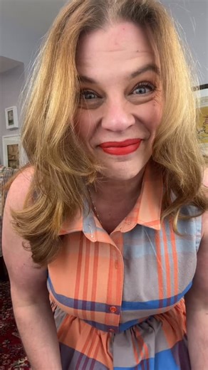 ☀️ Adding a plaid set to my travel capsule ✈️ I originally purchased this vibrant plaid fabric, in all my best colors, with the idea of making a dress. But the more I thought about it I came to realize that I would get a lot more wear from separates that could be worn together like a faux dress. So, I made the Seamwork Willis Top and paired it with the Closet Core Zelda Skirt. I love these pieces together and am really excited about all of their mix-and-match potential in my travel capsule. Woul