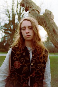 Premiere: Neev Shares New Single “The House”