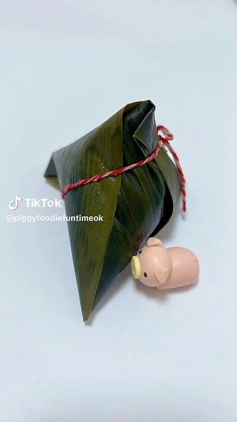 Adorable Baby Pig Eating a Delicious Dessert | Funny and Cute Piggy Foodie Fun Time Video!