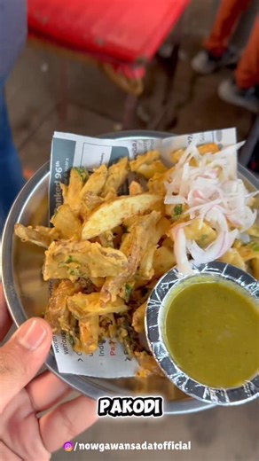 Nowgawan Sadat Official on Instagram: "Pakodi Wale, Near Gandhi Electrical ⚡️ke Paas. #pakodi #indianfoods #streetfood #pakodilovers #nowgawan #amroha #moradabad #reels"