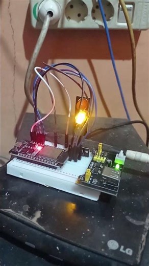 Esp32 light indicator with power modul mb102