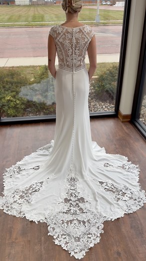 We are loving short-sleeved dresses over here at Off the Rack🫶 Ivy Grace #173118 | Size 12 | $1,299 with an additional 40% off | Off the Rack by Bridal Gallery