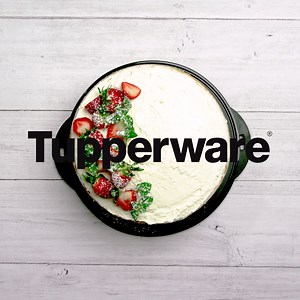 Succombez à la tendance layer cake ! Le principe est simple : un gâteau et plusieurs étages de gourmandise 😋 Découvrez notre recette qui sera parfaite pour la fête des pères dimanche : fraises et noix de coco 🍓🥥 🎥 Retrouvez d'autre recettes en vidéo sur notre chaîne Youtube : http://bit.ly/2WEUVhO | Tupperware France Officiel