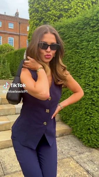 Stunning Green Dress Unveiled with Friends