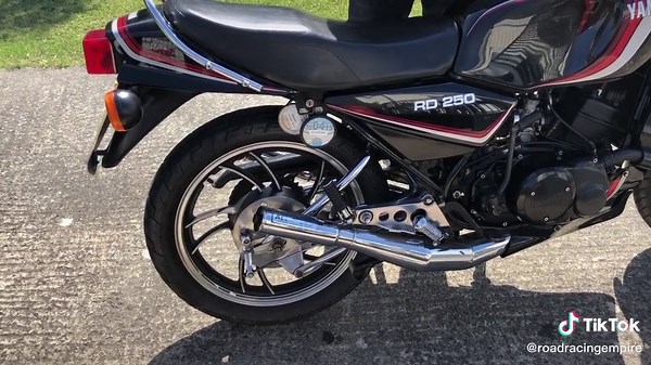 Classic 250 Yamaha RD 250: Vintage Two-Stroke Motorcycle Showcase