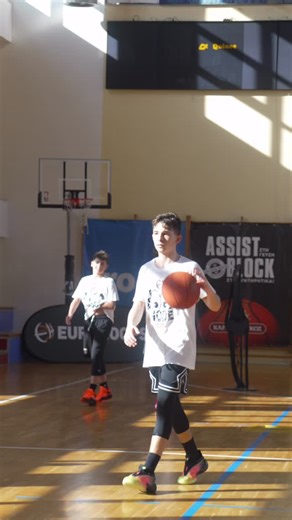 Eurohoops Academy on Instagram: "Χριστούγεννα με τα Sold-Out Labs των Eurohoops Camps και καλεσμένο τον Jaylen Hands 🔥🏀 Τα Eurohoops Camps | XMAS Edition αποτέλεσαν και φέτος τα Χριστούγεννα τον κορυφαίο προορισμό για τη βελτίωση νεαρών, ταλαντούχων αθλητών. Τα Ball-Handling & Footwork Lab και Elite Shooting Lab των Eurohoops Camps πραγματοποιήθηκαν το διήμερο 29-30 Δεκεμβρίου στη Λεόντειο Σχολή Αθηνών, φιλοξενώντας 30 νεαρούς αθλητές και νεαρές αθλήτριες από ολόκληρη την Αττική. Μεγάλη έκπληξ