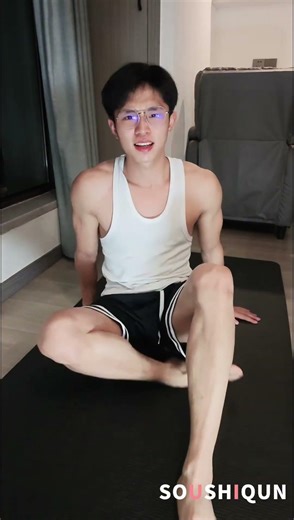 A handsome Chinese guy showing the soles of his feet ｜我的腳底有痣？你就想看我腳吧！ #体育生 #腳底 #足の裏 #발바닥 #malefeet