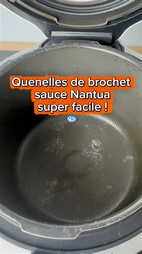 Quenelles de brochet sauce Nantua au Cookeo Pour 2 personnes 🧾 Ingrédients • 4 quenelles de brochet • 40 g de beurre • 40 g de farine • 500 g de lait • 1 boîte de bisque de homard (300 g) • 100 g de pulpe de tomates • 30 cl d’eau • 1 c. à café de cognac (facultatif) • Sel, poivre • Un peu de crème fraîche (au moment de servir) 👩‍🍳 Préparation au Cookeo 1. Préparer le roux • Mettre le Cookeo en mode Dorer. • Faire fondre le beurre. • Ajouter la farine et mélanger énergiquement pendant 1 à 2 mi