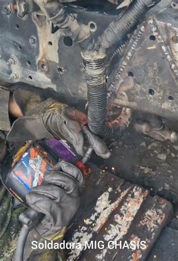 Welding for chassis repair, MIG welding #automotivemechanics #mechanics #workshop #HELCO