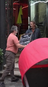 Nées à la fin du XIXème siècle, les douches municipales, appelées aussi "bains-douches", étaient un service public d’hygiène des municipalités françaises pour les personnes qui n'étaient pas équipées de l'eau courante mais aujourd'hui encore, elles continuent pourtant à exister… Pour la plupart d'entre nous, se laver est un geste quotidien anodin. Mais, pour les usagers des bains douches municipaux, il s'agit d'une véritable activité programmée. En quoi les bains-douches éclairent-ils sur notre 