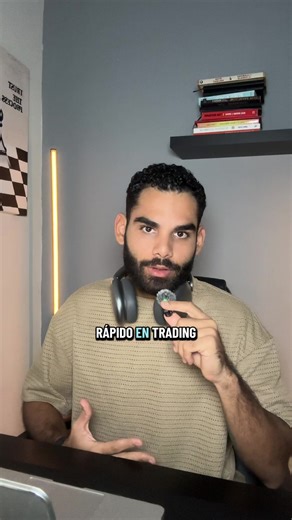 La obsesión por ganar rápido… es exactamente lo que te hace perder. Querer duplicar la cuenta en una semana. Querer recuperar lo perdido en un solo trade. Querer vivir del trading en 30 días. Esa mentalidad no construye cuentas… las destruye. El mercado no premia la prisa. Premia la disciplina. Premia la gestión. Premia la paciencia. Los traders rentables no están pensando en “cuánto puedo ganar hoy”. Están pensando en “cómo puedo sobrevivir 5 años en este negocio”. El dinero grande llega cuando