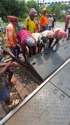 How to open rubberized Level Crossing #railway #shorts