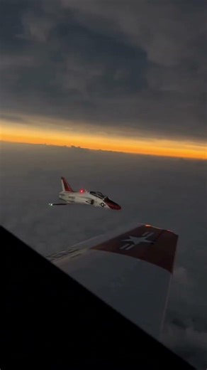 Así se ve un eclipse desde un avión #jets #atardecer #storytime #nubes #luna
