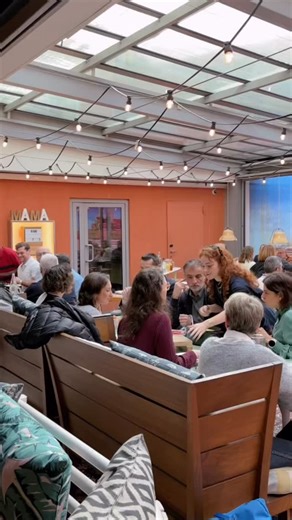 ✨ Le Patio Mama pour vos événements de groupe ✨ Un espace aux couleurs mexicaines, couvert ou à ciel ouvert, idéal pour des repas, cocktails ou events pro dans une ambiance conviviale et décontractée. 🎥 À l’écran : la formule Mama Fait le Marché 👉 32 € / personne Entrée, plat & dessert au choix du chef (Poisson, Volaille ou Végé) Vins ou Thés glacés & citronnades maison Plats à partager, 100 % fait maison, menu unique pour la tablée. D’autres formules existent selon vos envies et votre événeme