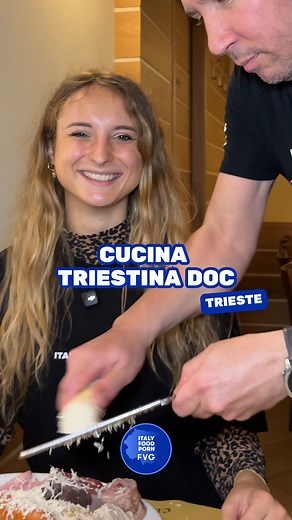 📍Nel cuore di Trieste dal 1921, un angolo di storia dove la tradizione incontra l’autenticità triestina. Ragazzi, qui da Siora Rosa non trovi il solito menù scritto: c’è solo la cucina vera, quella che cambia ogni giorno seguendo il mercato e le stagioni. È come essere a casa della nonna, solo che la nonna è triestina e sa cucinare come una volta. Ma voi ci siete mai stati a Trieste? Conoscevate questi piatti della tradizione? Scrivetemi nei commenti qual è il vostro piatto tipico triestino pre
