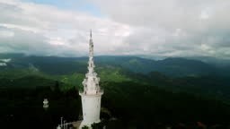 Riprese con un drone della torre Ambuluwawa in Sri Lanka, che si erge...