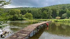 Après la crue de la Semois, le Pont de Claies de Laforêt à Vresse est remonté - RTBF Actus
