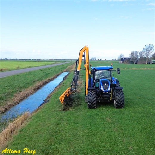 Vorige week is onze nieuwe trekker met hekkelapparaat van Bos geleverd en meteen al in gebruik genomen! 💪🚜 Op het filmpje zie je Hielke bezig met het sloot reinigen. #trekker #slootreinigen #hekkelen #hekkelapparaat #loonwerk #slootonderhoud | Attema Heeg
