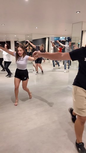 Vania Apostolidou on Instagram: "Νέο τμήμα ζεϊμπέκικου : ΚΑΘΕ ΔΕΥΤΕΡΑ 20:30-21:30😊 Κάλεσε στο 6945867777 & κλείσε τη θέση σου !!! #vaniaapostolidou #zeibekiko #athens #αθηνα #θεσσαλονίκη #κύπρος #hasapiko #χασάπικο #thessaloniki"