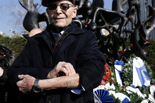 Χάιντς Κούνιο: «Να μην αφήσουμε τη λήθη να σκεπάσει τη μνήμη» - ΤΑ ΝΕΑ