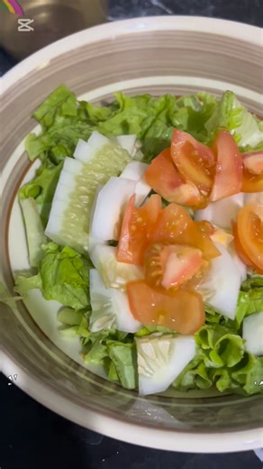 Make with me the most simple green salad with 3 ingredients only 💚 #greensalad #foodblogger #favoritefood #alltimefavorite #FoodieFavorites #FoodJourney | Lenn