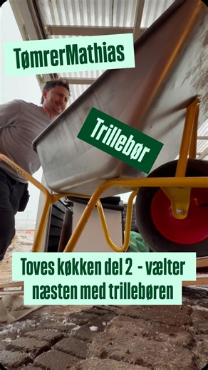 Mathias Skinnerup on Instagram: "Køkkenrenoveringen er i fuld gang, vvs’eren har været forbi og jeg kan nu endelig starte med at få gulvet bygget op. Opbygningen af gulvet: 50 mm sand 🏖️ 300 mm flamingo i to lag lagt i forbandt ♨️ Radonspærre mellem de to lag ☢️ 22 mm gulvspån med spor 🪵 12 mm gulvspån 🪾 2 mm undergulv 🩹 13 mm færdigt gulv 🏠 I alt 399 mm. Har altså været i gang med at grave, så jeg havde 40 cm under eksisterende gulv at bygge op fra. Har totalt lange arme nu, men det er så 