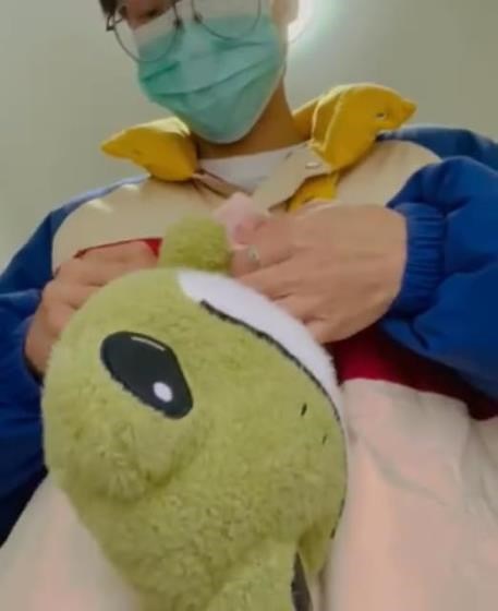 Plush frog change the sweater and bag