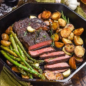 Majorly up your romantic dinner game this Valentine's Day with this equally simple and sexy date night meal. 😍 Added bonus: it takes less than an hour to make (sides included!) from start to finish. GET THE RECIPE AT https://hostthetoast.com/pan-fried-garlic-butter-steak-with-crispy-potatoes-and-asparagus/ | Host The Toast