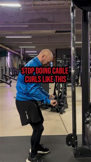 Cable curls for better gains 💪 When you face away from the cable, the tension stays on your biceps through the entire movement, especially at the top where growth happens. This means better muscle activation and less cheating with momentum.Slow it down.Control the weight.Feel every rep🔥 1:1 Coaching available in the 🔗 or 👉 Visit Schmidterenfitness.dk to get started. Support Like And Follow For Daily Content 📲 | Kasper Leth Schmidt