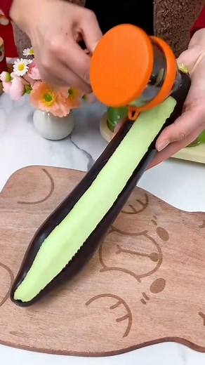 208K views · 1K reactions | This peeler keeps your counter clean and all the peels go straight into the box #kitchengadgets #kitchenhacks #KitchenEssentials #kitchenmusthaves | Taylor Recipes | Facebook