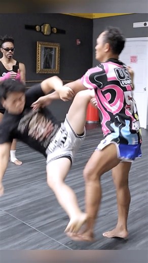 3.4M views · 61K reactions | Muay Thai Legend, Saenchai, showing me his sweep setup!! True  #muaythai #kickboxing #martialarts #selfdefense #mma | Kevin Lee | Facebook