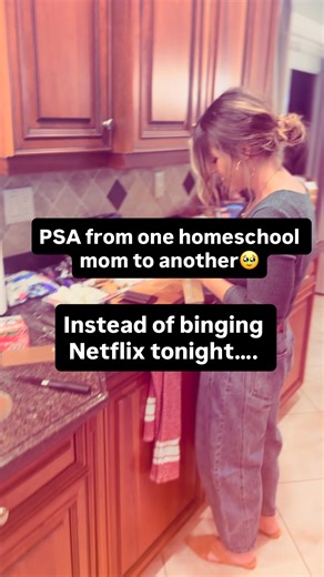 Stephanie Crynes | Passive Income Homeschooler on Instagram: "🔥COMMENT “FREE” to learn 🫣We’ve been on holiday for 3 weeks now…& binged a LOT of Netflix…so I’m coming from a place of love & understanding 🤣 ➡️But…WHAT IF you took that time and used it to start a business for 2026?? 🥳Affiliate marketing 101 1. Choose a high ticket digital product to promote 2. Design a simple and CLEAR ad in Canva 3. post it to Pinterest (or your social media platform of choice) 4. Watch traffic flock to your p