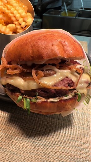 Deux légendes TheBurg face-à-face : Le Maestro, classique puissant… VS le Truffle Burger, notre signature à la truffe 🤤🍔 Tu prends lequel ? Maestro ou Truffle ? 👇 #TheBurg #BurgerMaestro #TruffleBurger #FoodieMaroc #PourToi