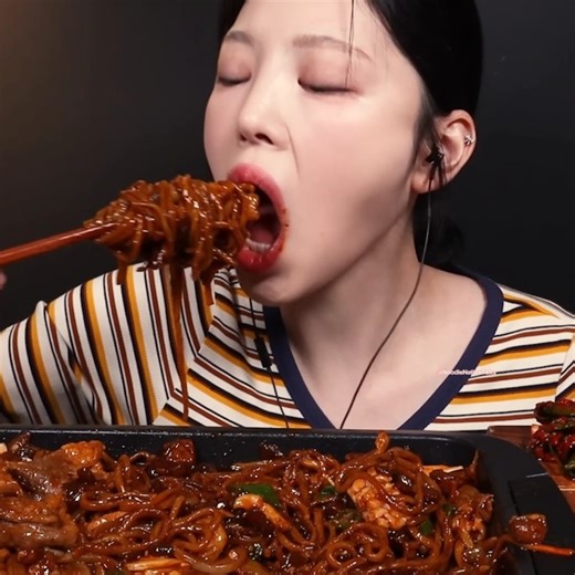 Beef Black Bean Noodles, Crab Meat & Kimchi 🤤 #asmr #mukbang #satisfying #bigbites ‪@EatwithBoki‬